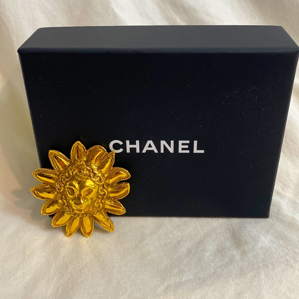 Chanel 1990 lion head  sun brooch